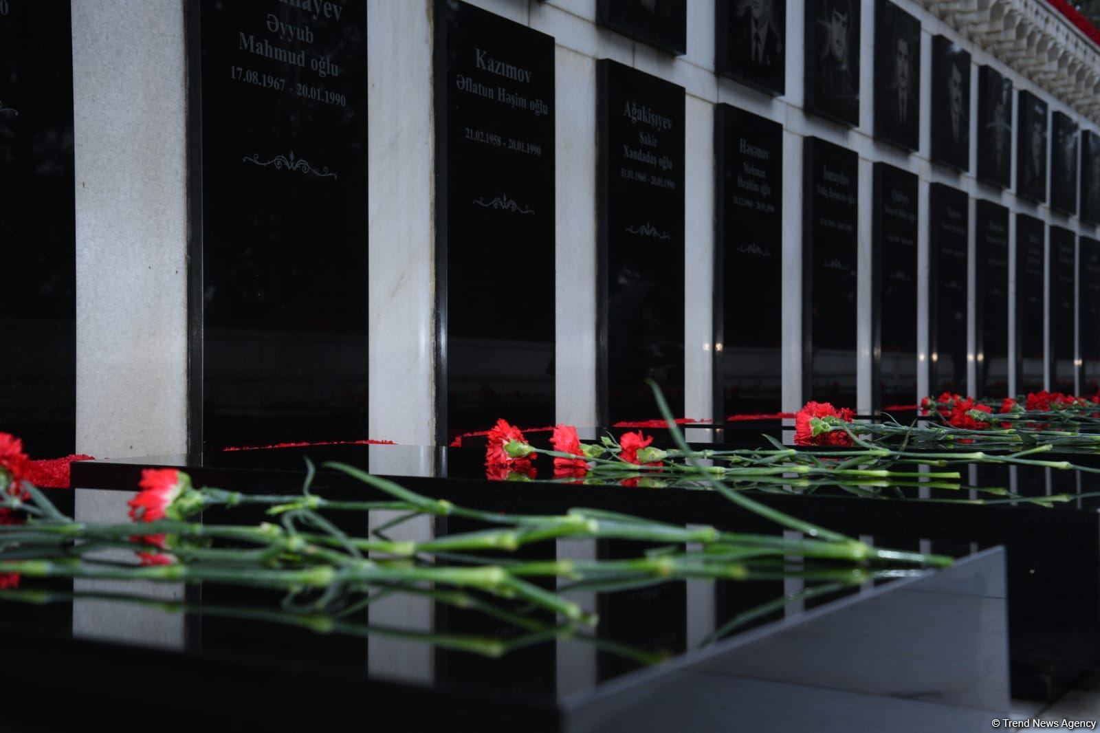 Azerbaijani people honor blessed memory of victims of January 20 tragedy (PHOTO)