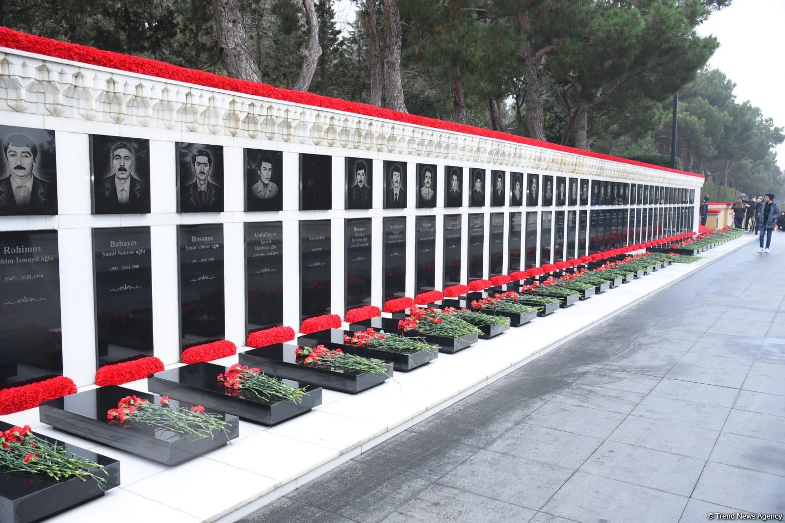 Azerbaijani people honor blessed memory of victims of January 20 tragedy (PHOTO)