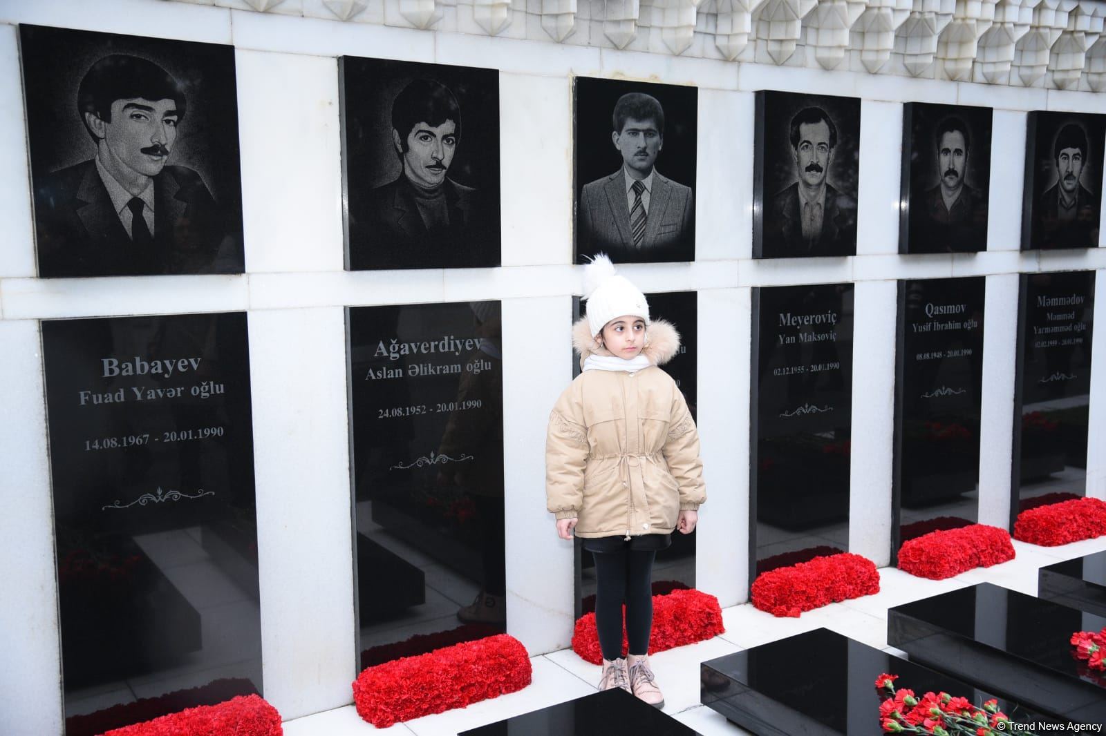 Azerbaijani people honor blessed memory of victims of January 20 tragedy (PHOTO)