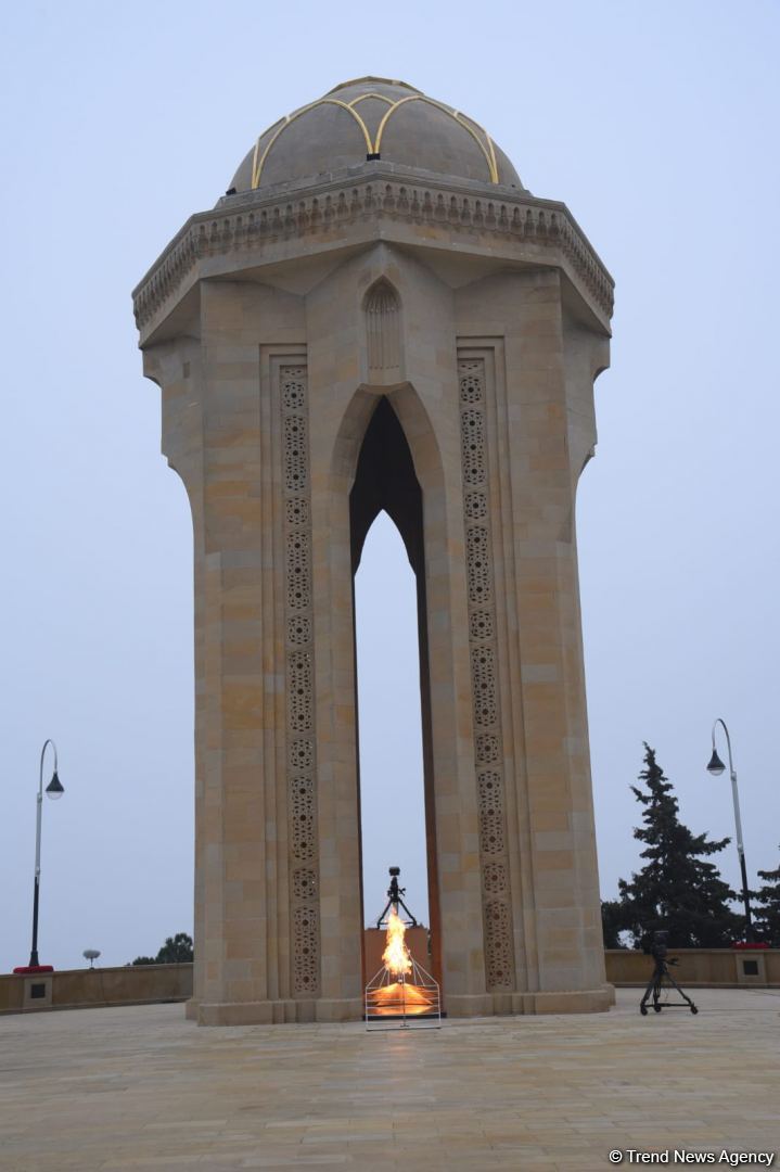 Azerbaijani people honor blessed memory of victims of January 20 tragedy (PHOTO)