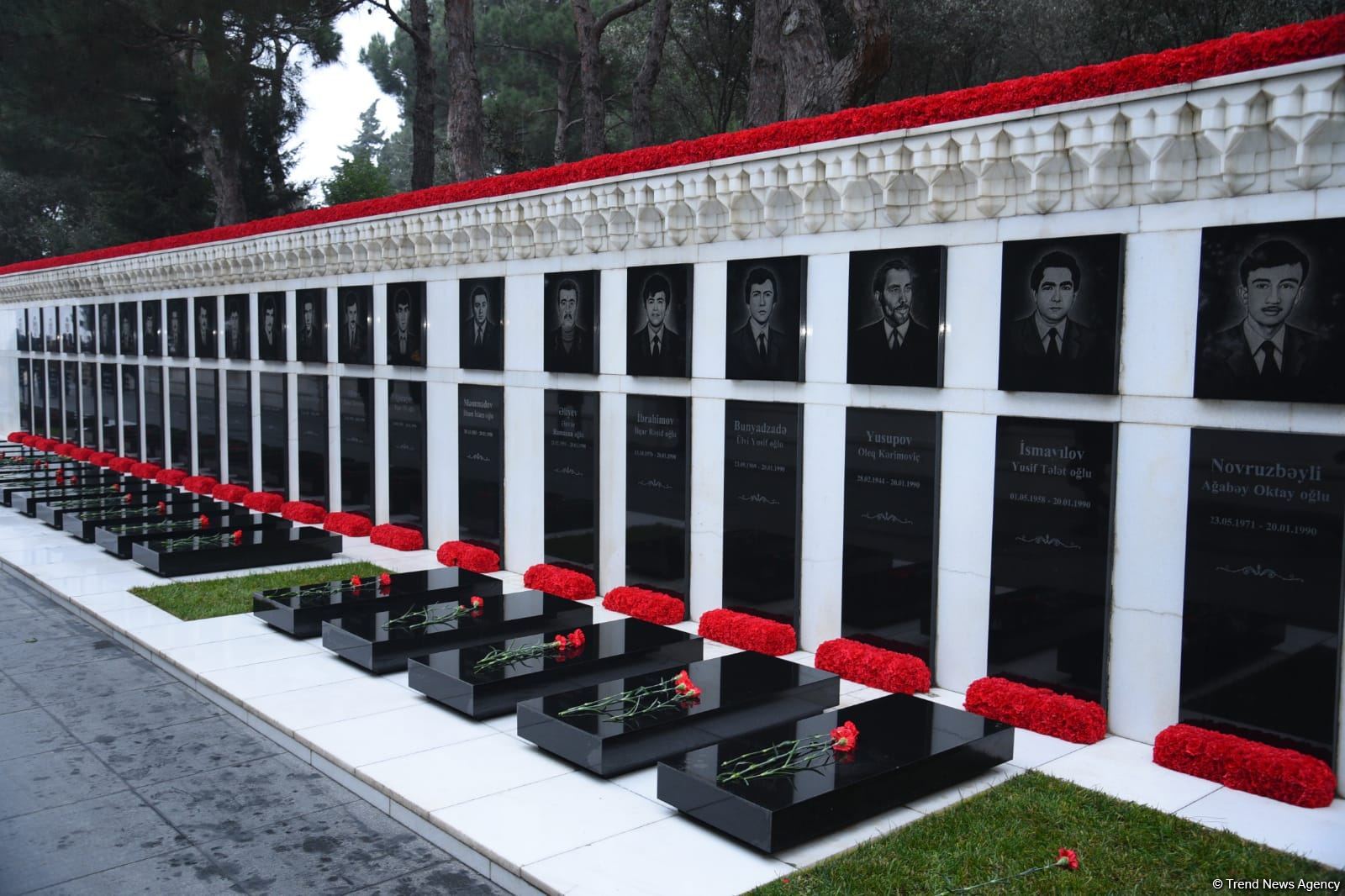Azerbaijani people honor blessed memory of victims of January 20 tragedy (PHOTO)