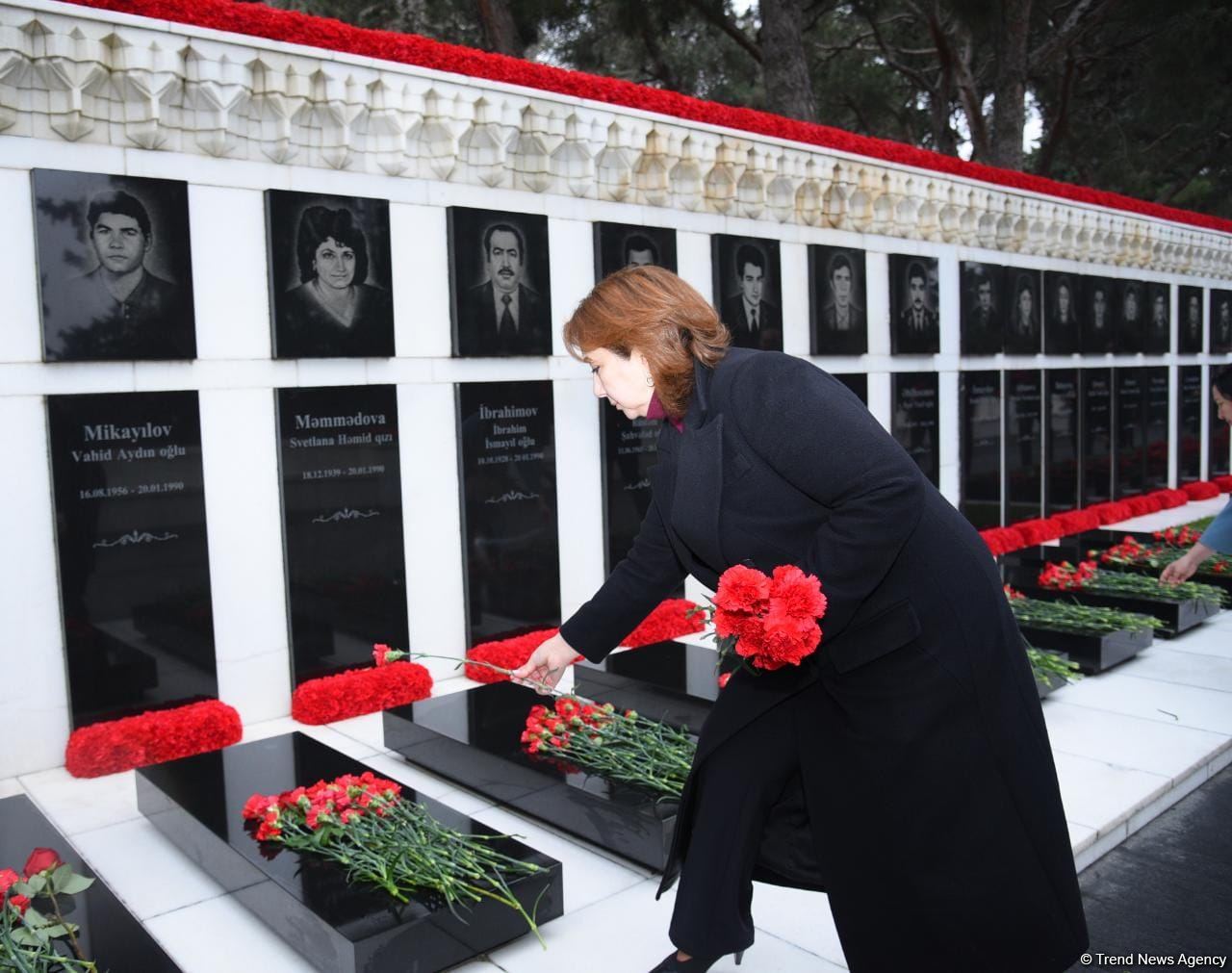 Azerbaijani people honor blessed memory of victims of January 20 tragedy (PHOTO)
