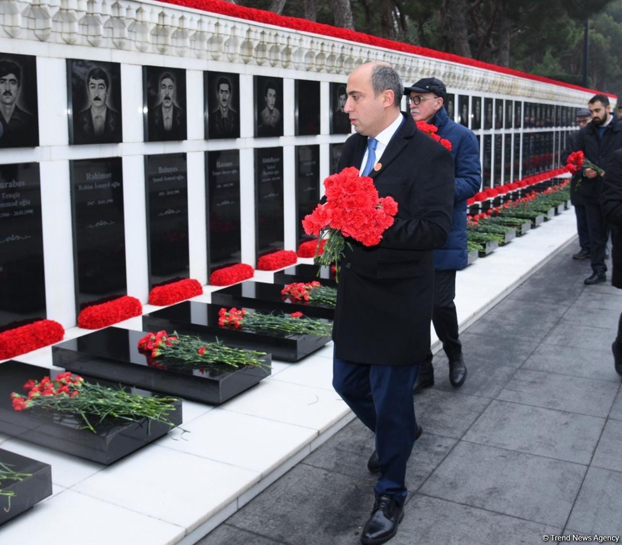 Azerbaijani people honor blessed memory of victims of January 20 tragedy (PHOTO)