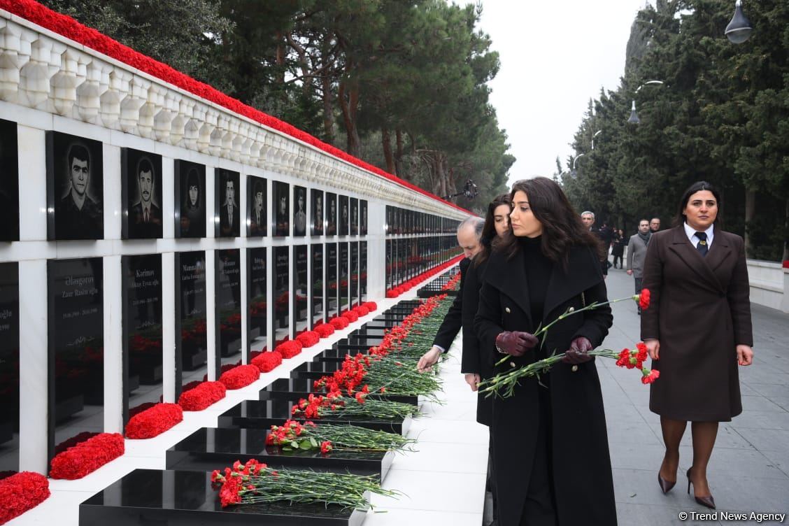 Azerbaijani people honor blessed memory of victims of January 20 tragedy (PHOTO)