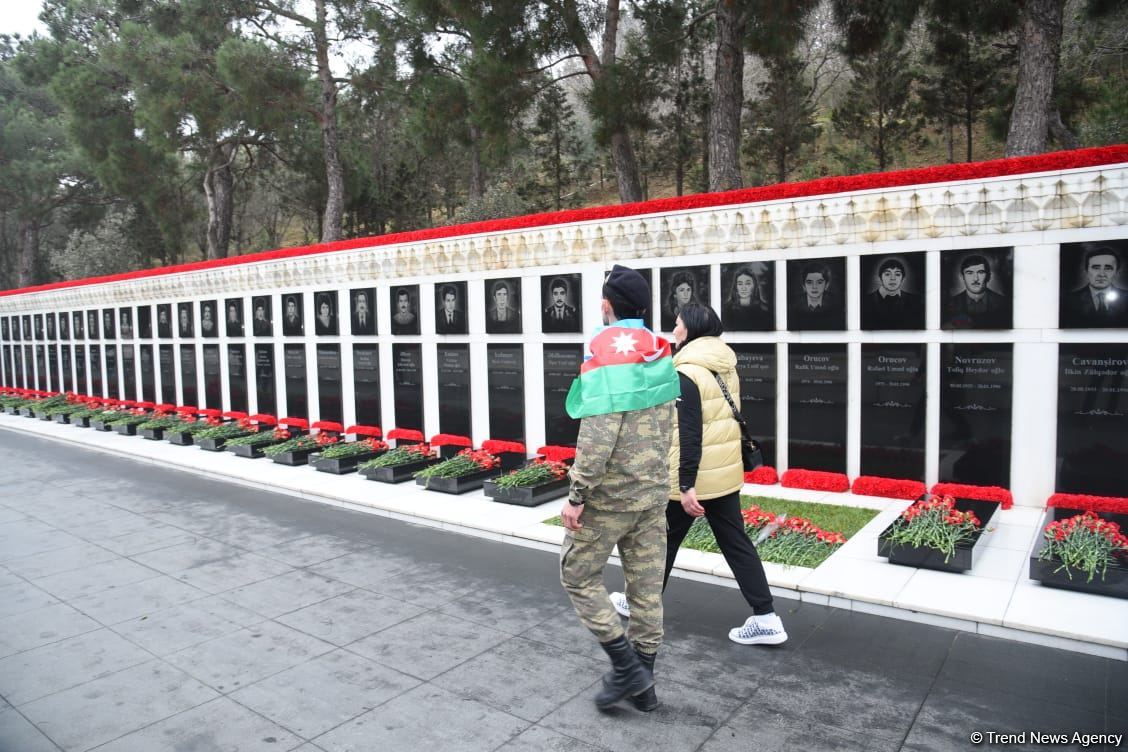 Azerbaijani people honor blessed memory of victims of January 20 tragedy (PHOTO)