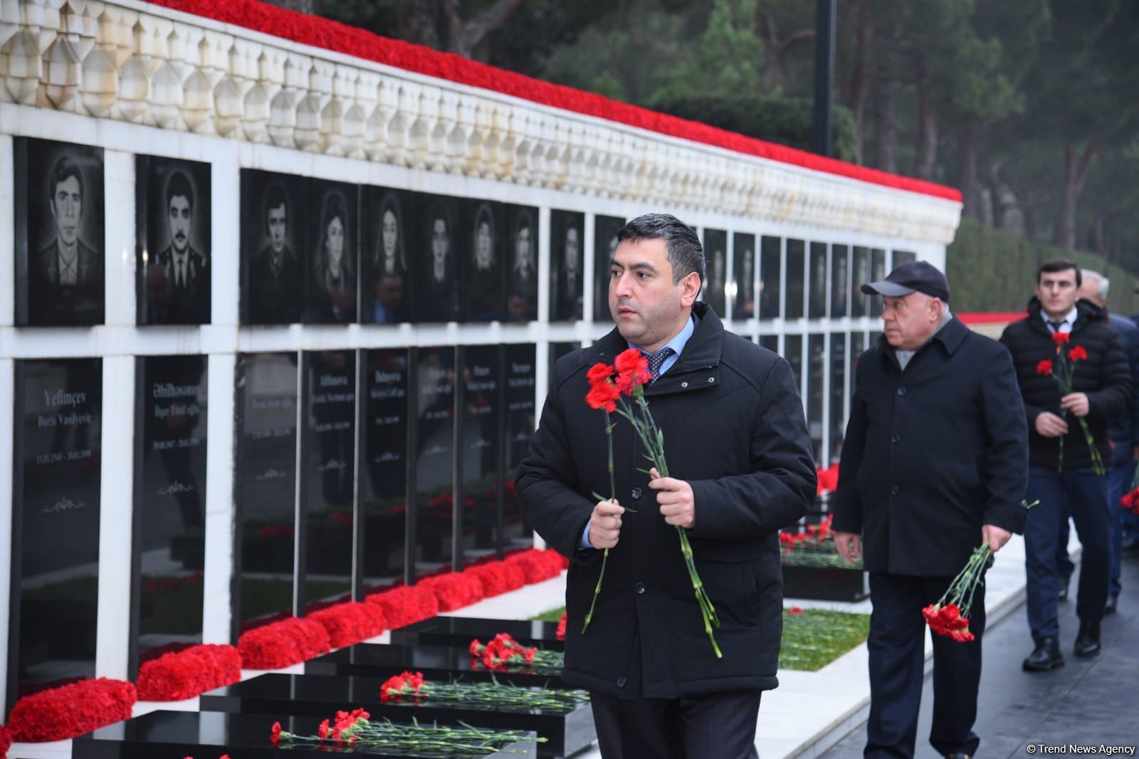 Azerbaijani people honor blessed memory of victims of January 20 tragedy (PHOTO)