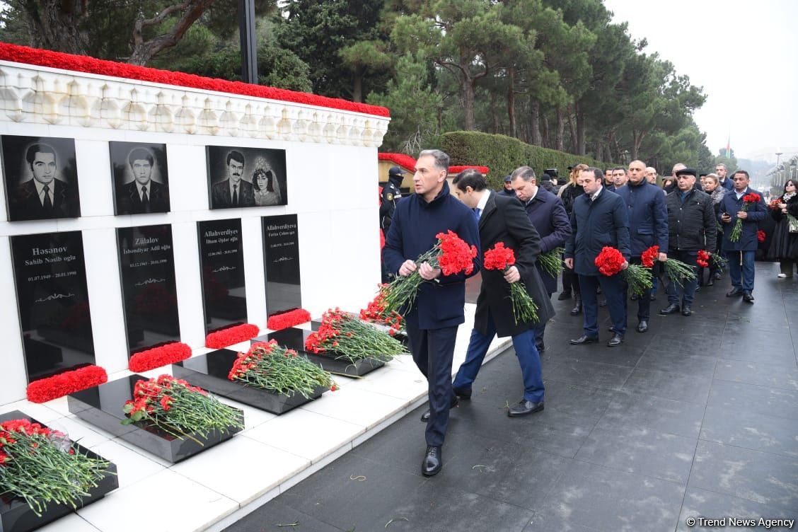 Azerbaijani people honor blessed memory of victims of January 20 tragedy (PHOTO)