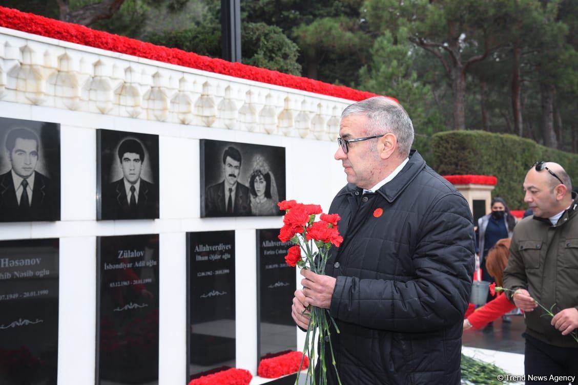 Azerbaijani people honor blessed memory of victims of January 20 tragedy (PHOTO)