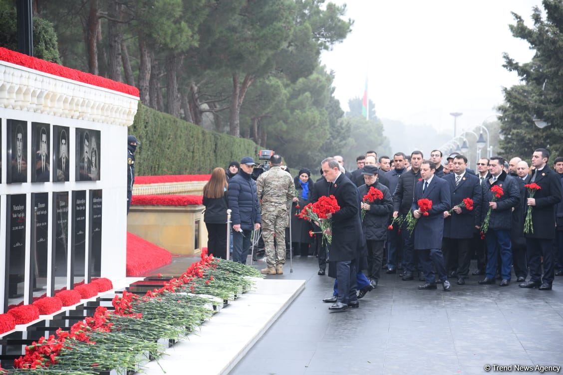 Azerbaijani people honor blessed memory of victims of January 20 tragedy (PHOTO)