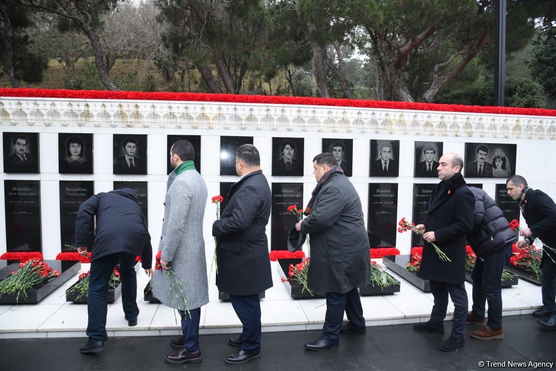 Azerbaijani people honor blessed memory of victims of January 20 tragedy (PHOTO)