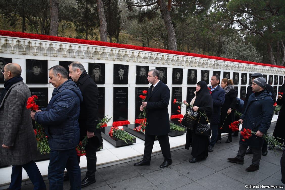 Azerbaijani people honor blessed memory of victims of January 20 tragedy (PHOTO)