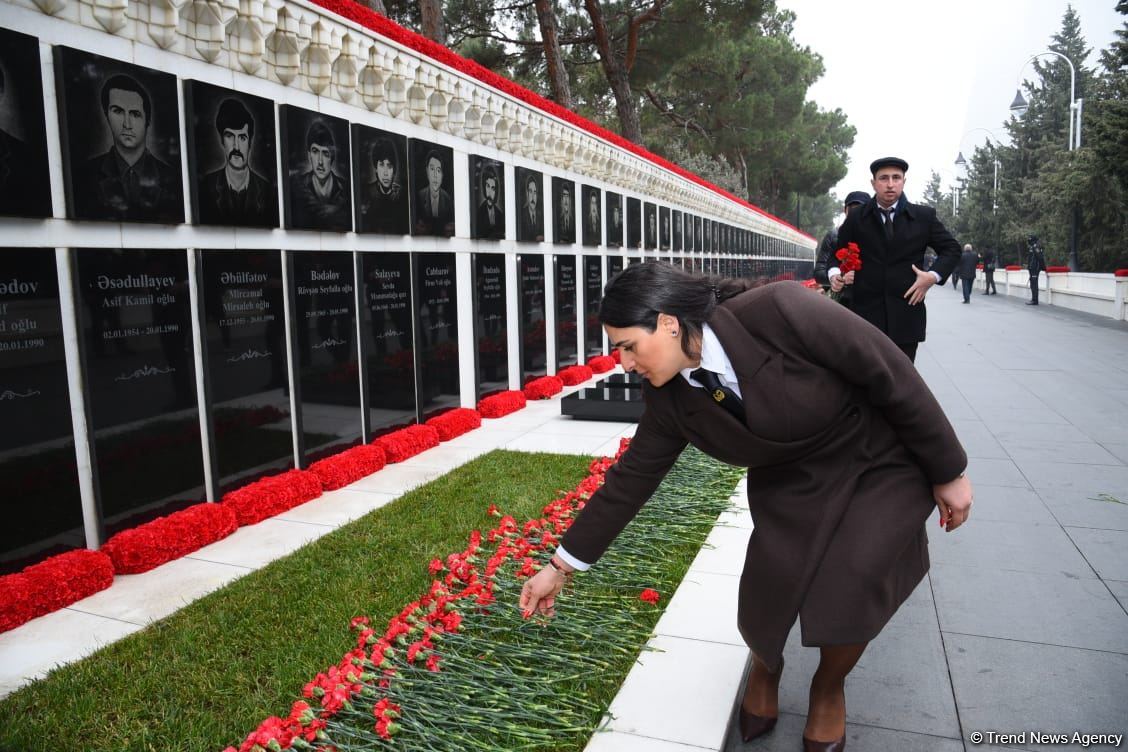 Azerbaijani people honor blessed memory of victims of January 20 tragedy (PHOTO)
