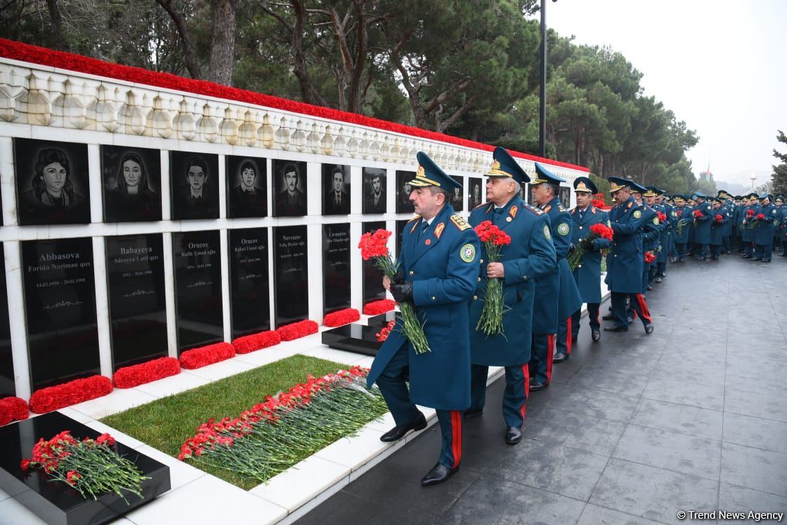 Azerbaijani people honor blessed memory of victims of January 20 tragedy (PHOTO)
