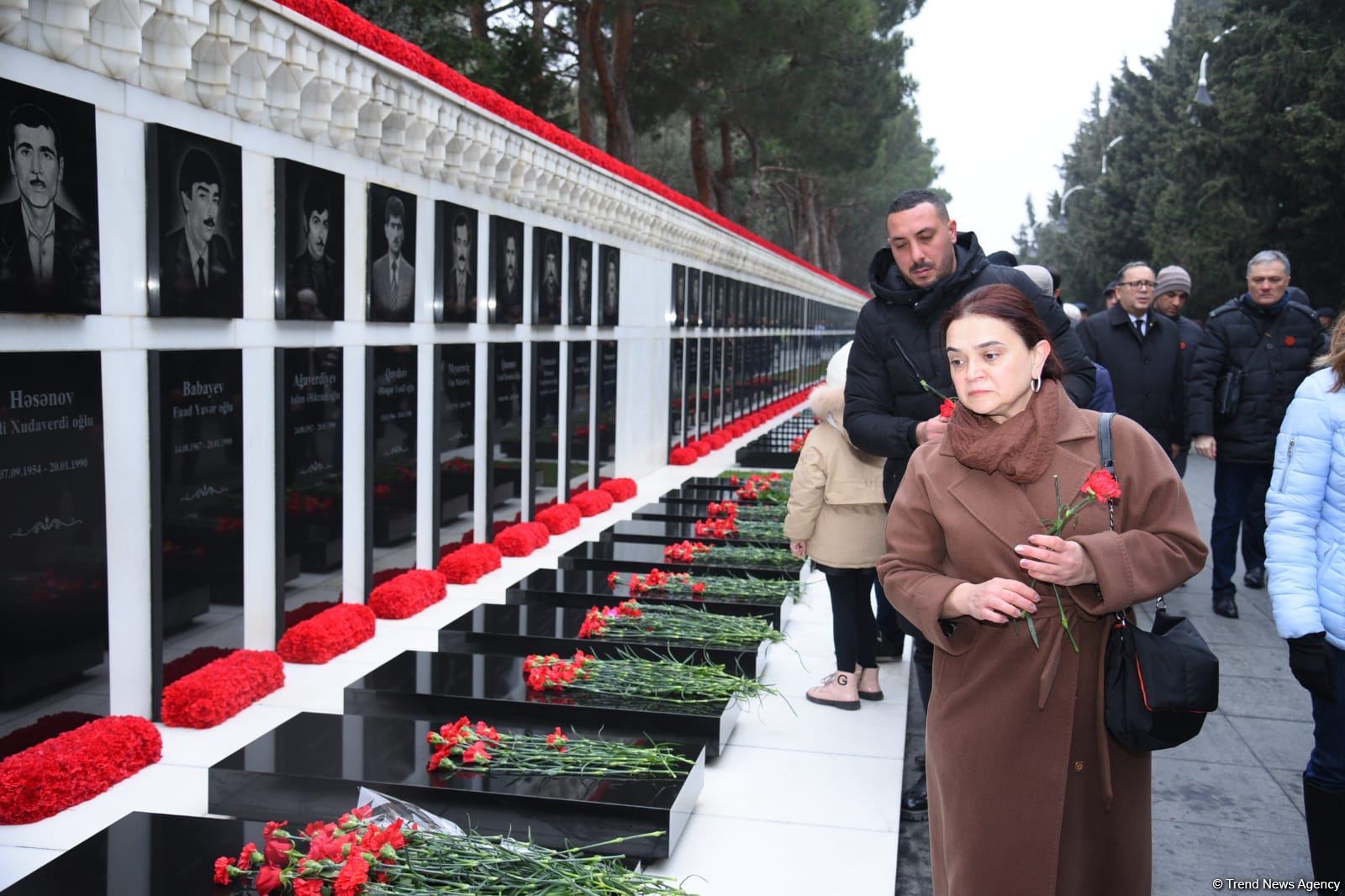 Azerbaijani people honor blessed memory of victims of January 20 tragedy (PHOTO)