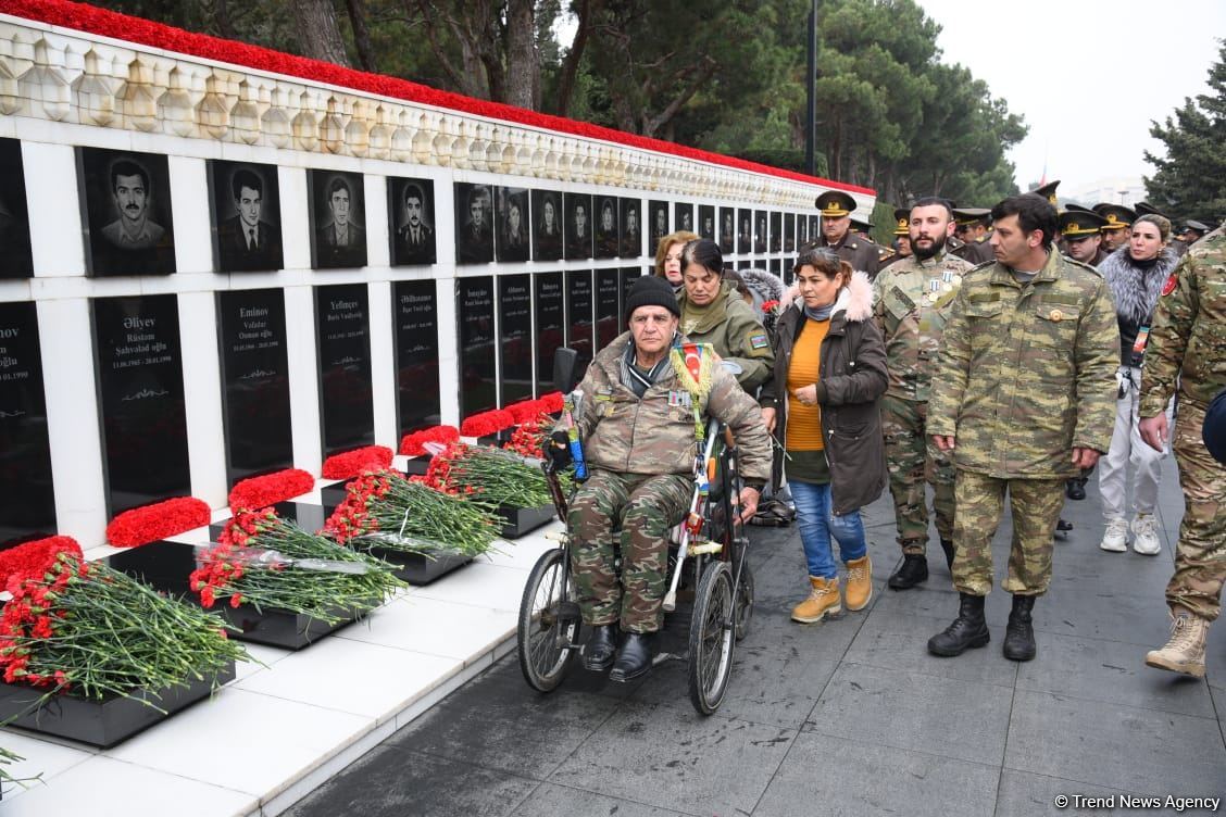 Azerbaijani people honor blessed memory of victims of January 20 tragedy (PHOTO)