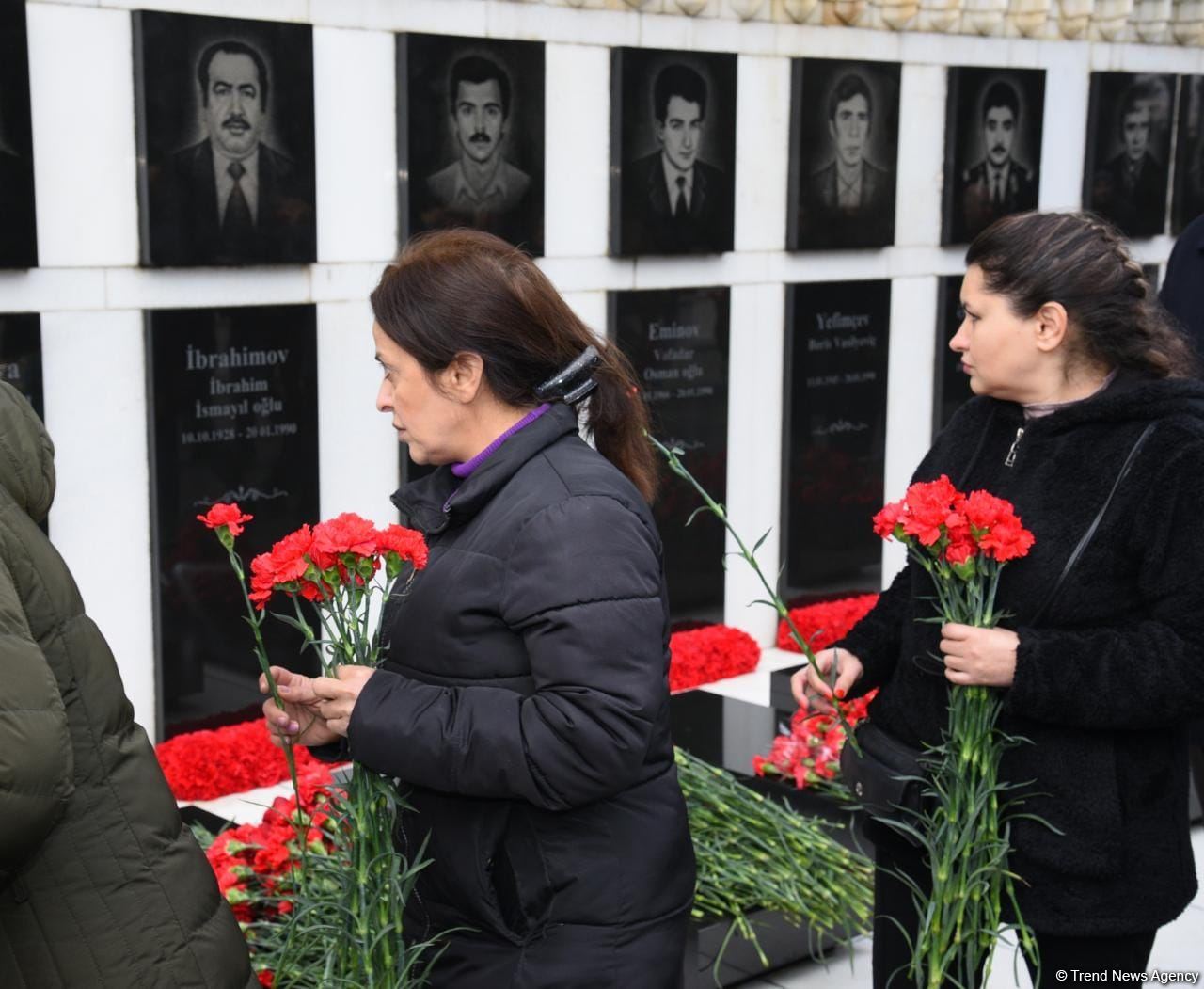 Azerbaijani people honor blessed memory of victims of January 20 tragedy (PHOTO)