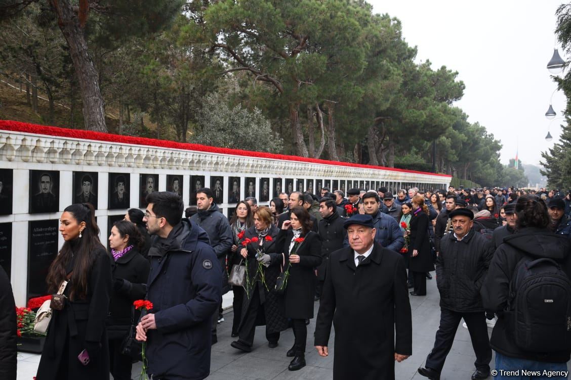 Azerbaijani people honor blessed memory of victims of January 20 tragedy (PHOTO)