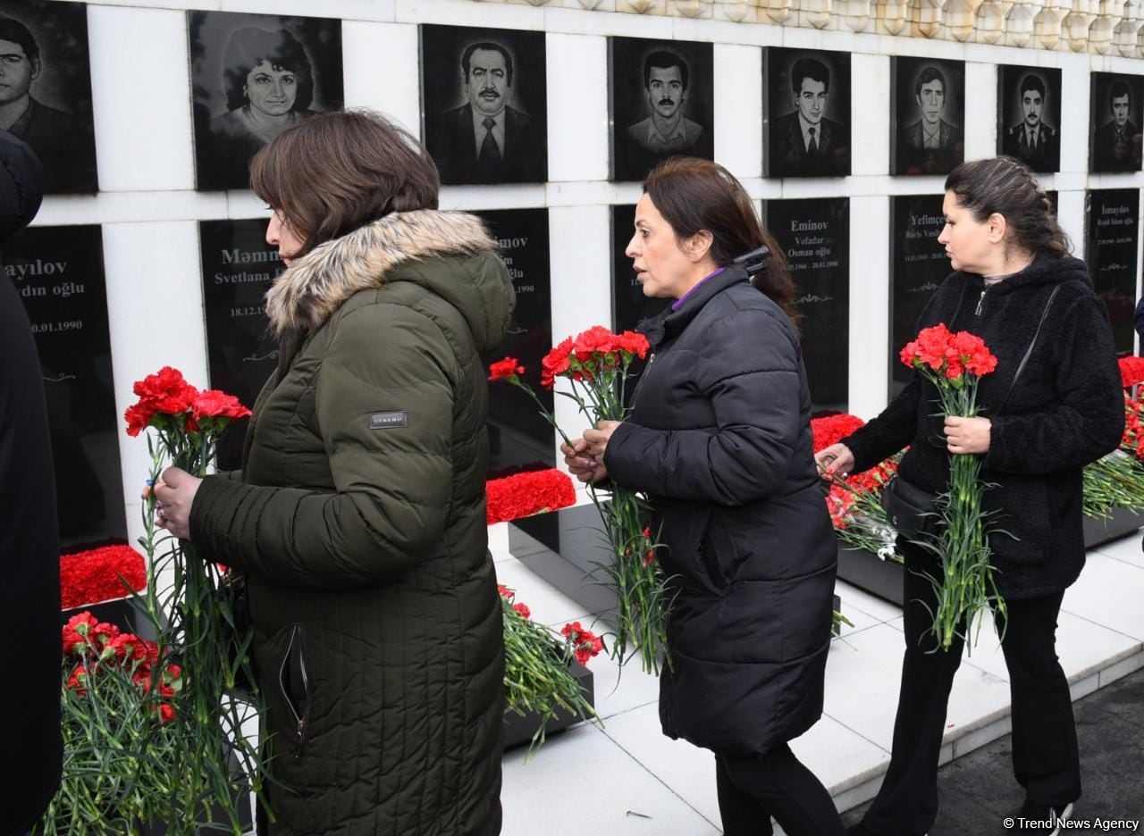 Azerbaijani people honor blessed memory of victims of January 20 tragedy (PHOTO)