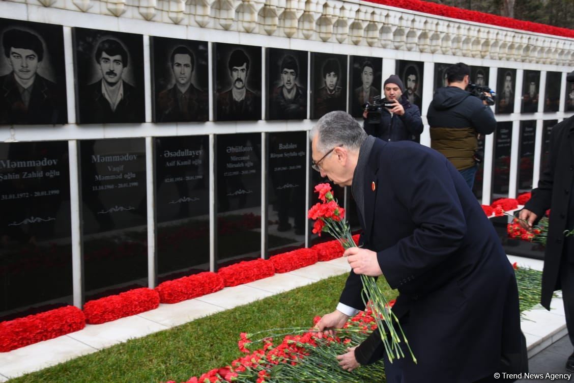 Azerbaijani people honor blessed memory of victims of January 20 tragedy (PHOTO)