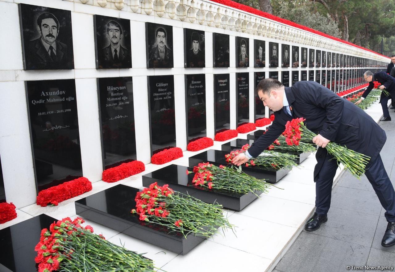 Azerbaijani people honor blessed memory of victims of January 20 tragedy (PHOTO)