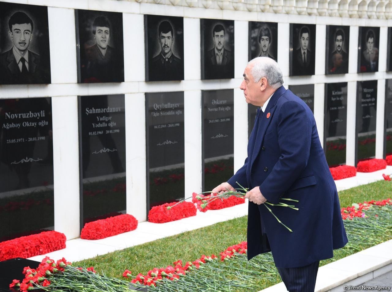 Azerbaijani people honor blessed memory of victims of January 20 tragedy (PHOTO)