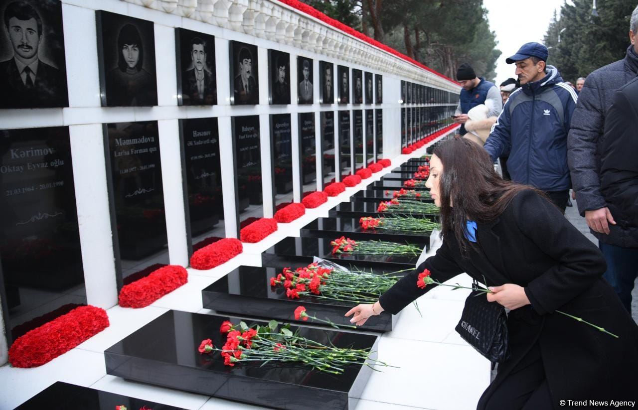 Azerbaijani people honor blessed memory of victims of January 20 tragedy (PHOTO)