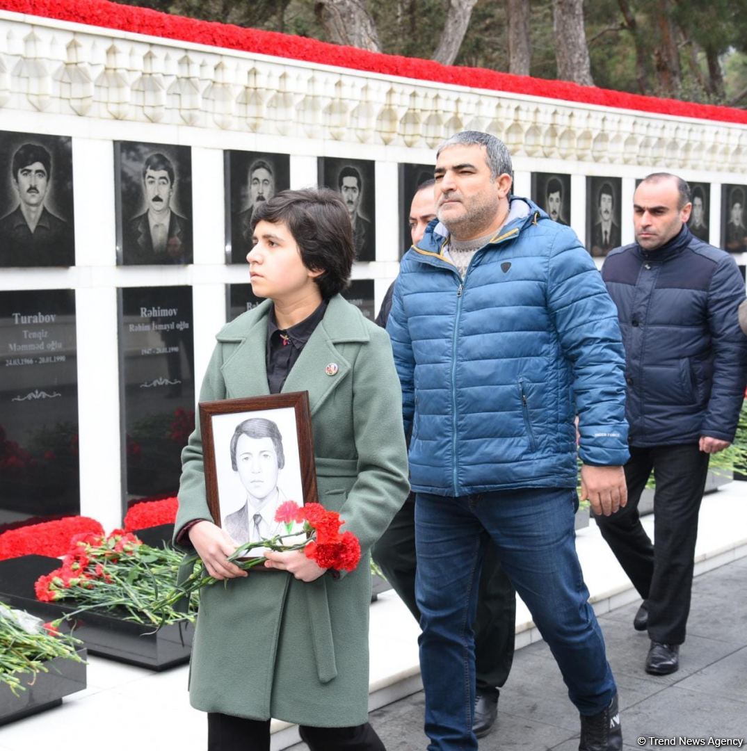 Azerbaijani people honor blessed memory of victims of January 20 tragedy (PHOTO)