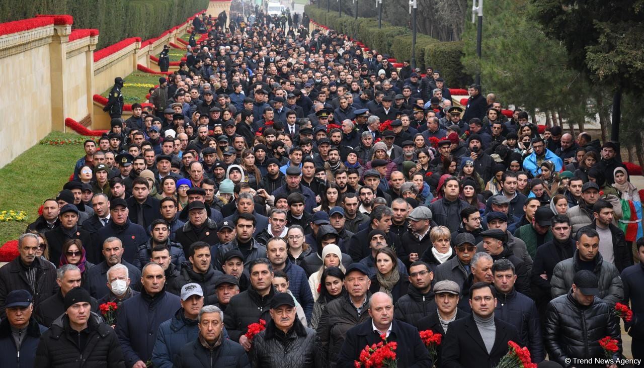 Azerbaijani people honor blessed memory of victims of January 20 tragedy (PHOTO)