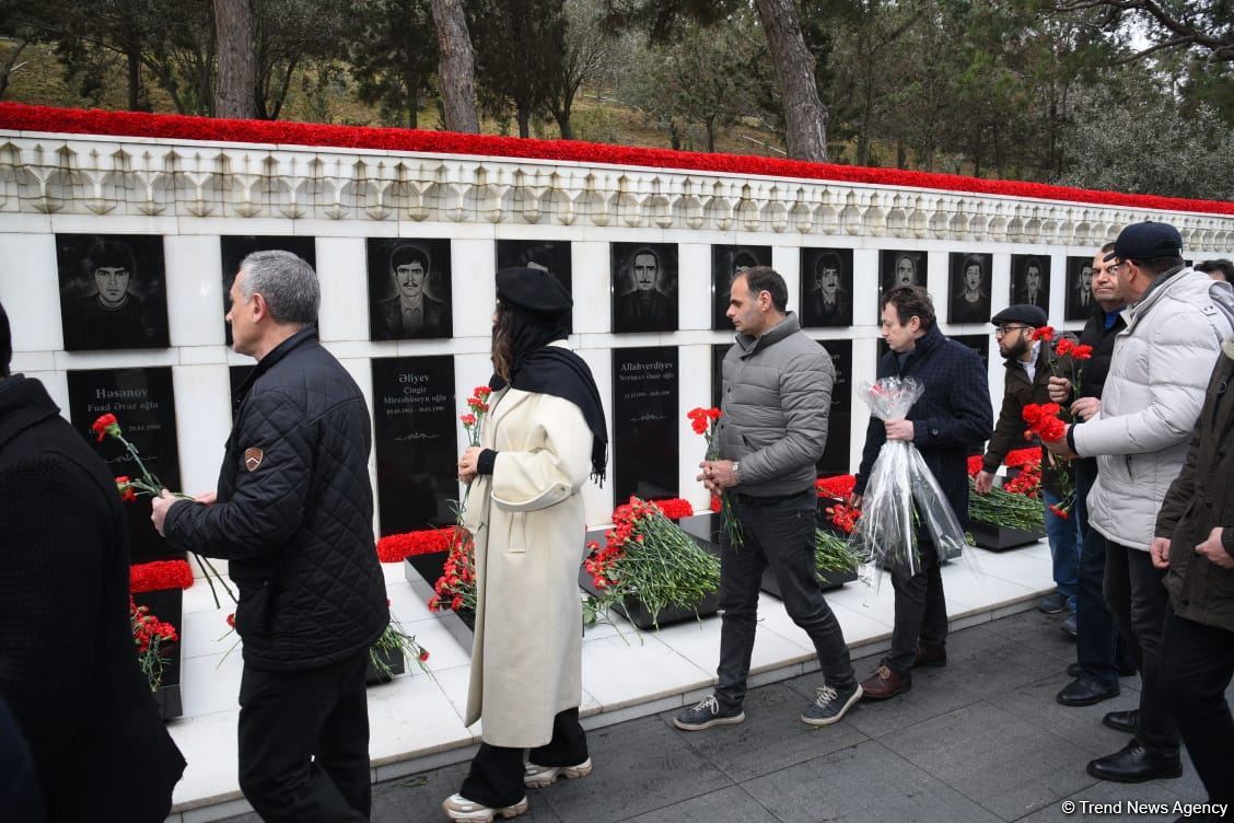 Azerbaijani people honor blessed memory of victims of January 20 tragedy (PHOTO)