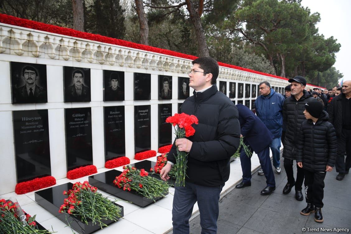 Azerbaijani people honor blessed memory of victims of January 20 tragedy (PHOTO)