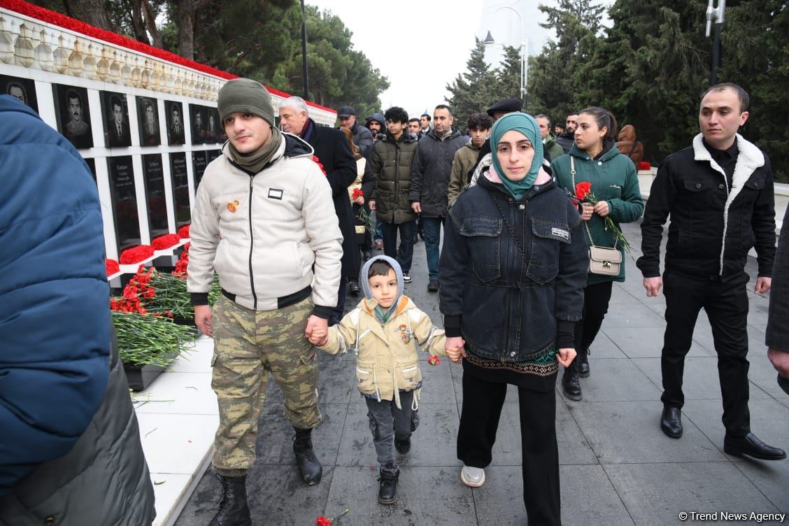 Azerbaijani people honor blessed memory of victims of January 20 tragedy (PHOTO)