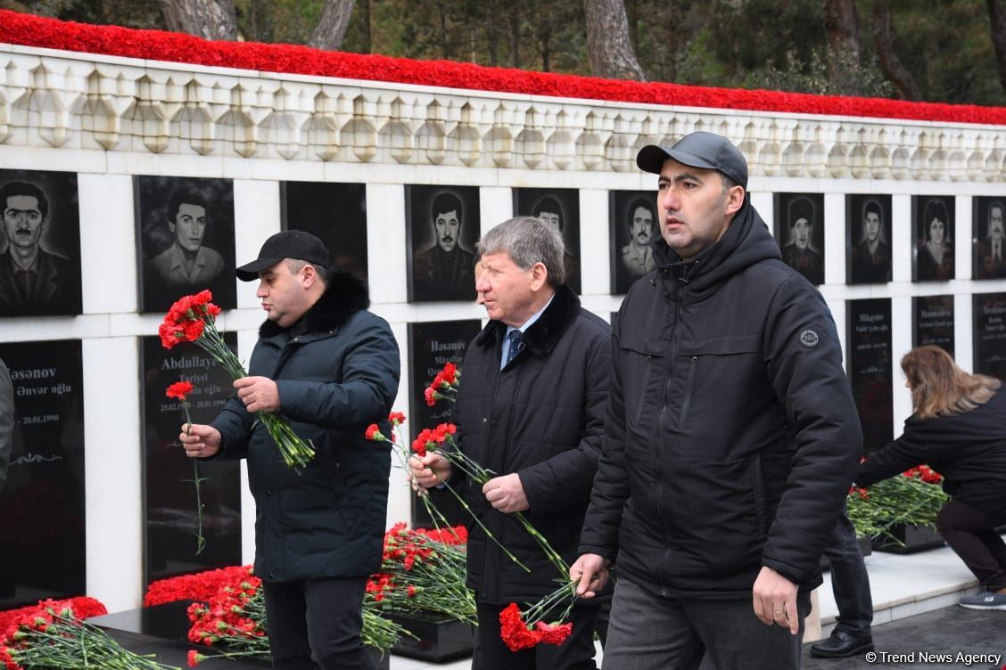Azerbaijani people honor blessed memory of victims of January 20 tragedy (PHOTO)