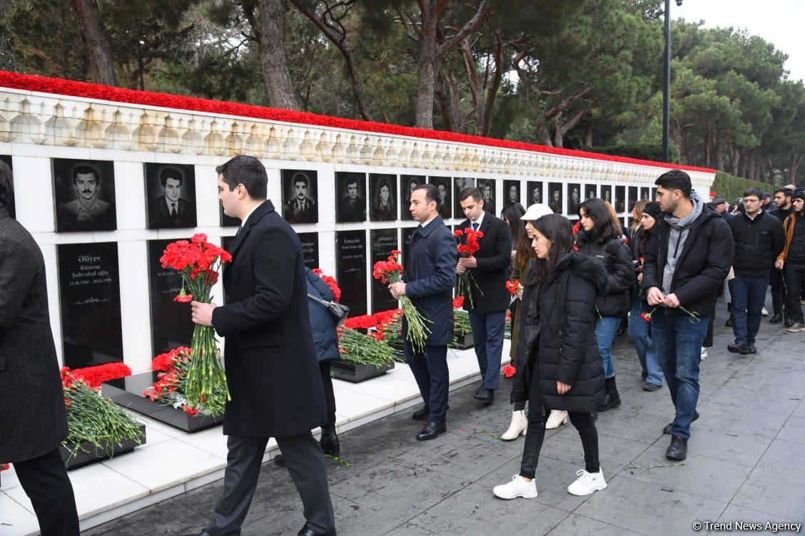 Azerbaijani people honor blessed memory of victims of January 20 tragedy (PHOTO)