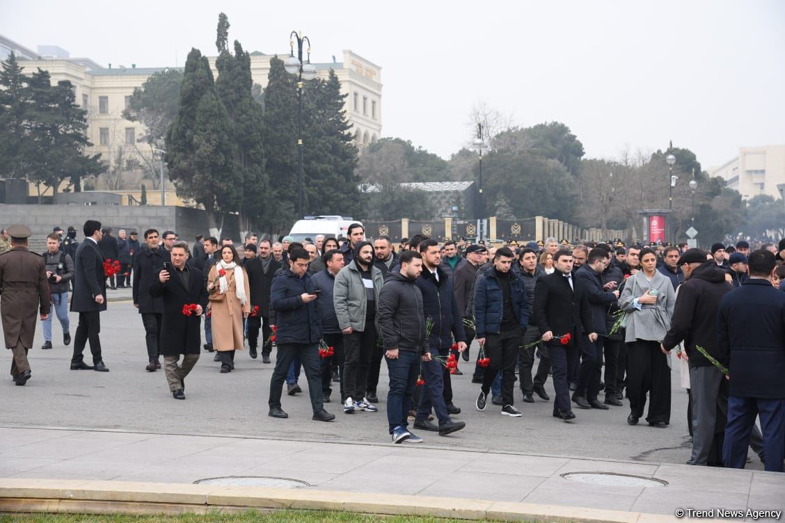 Azerbaijani people honor blessed memory of victims of January 20 tragedy (PHOTO)