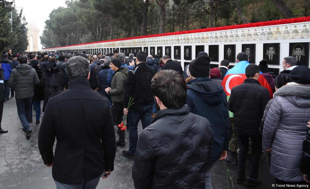 Azerbaijani people honor blessed memory of victims of January 20 tragedy (PHOTO)