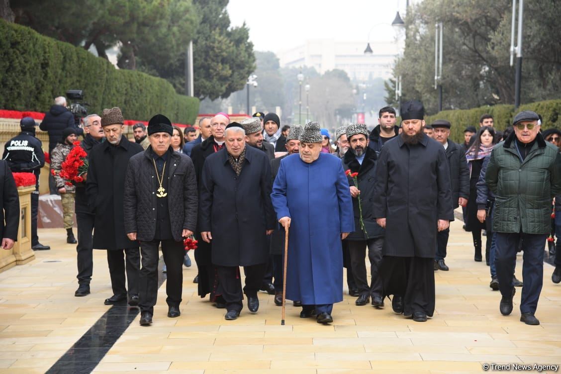 Azerbaijani people honor blessed memory of victims of January 20 tragedy (PHOTO)