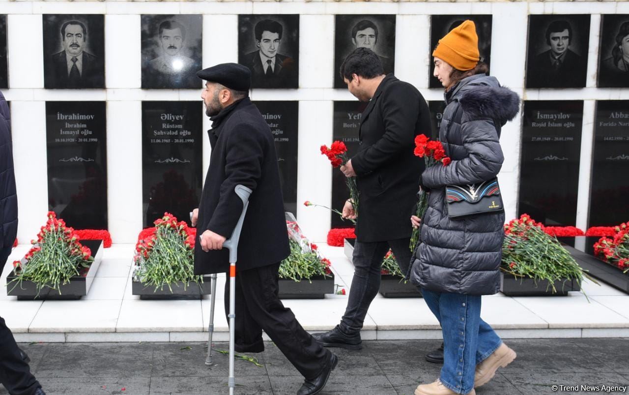Azerbaijani people honor blessed memory of victims of January 20 tragedy (PHOTO)