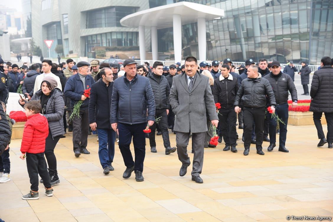 Azerbaijani people honor blessed memory of victims of January 20 tragedy (PHOTO)