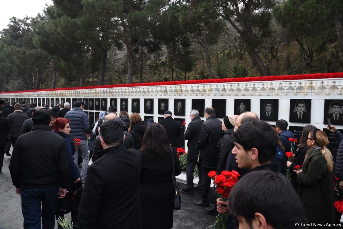 Azerbaijani people honor blessed memory of victims of January 20 tragedy (PHOTO)