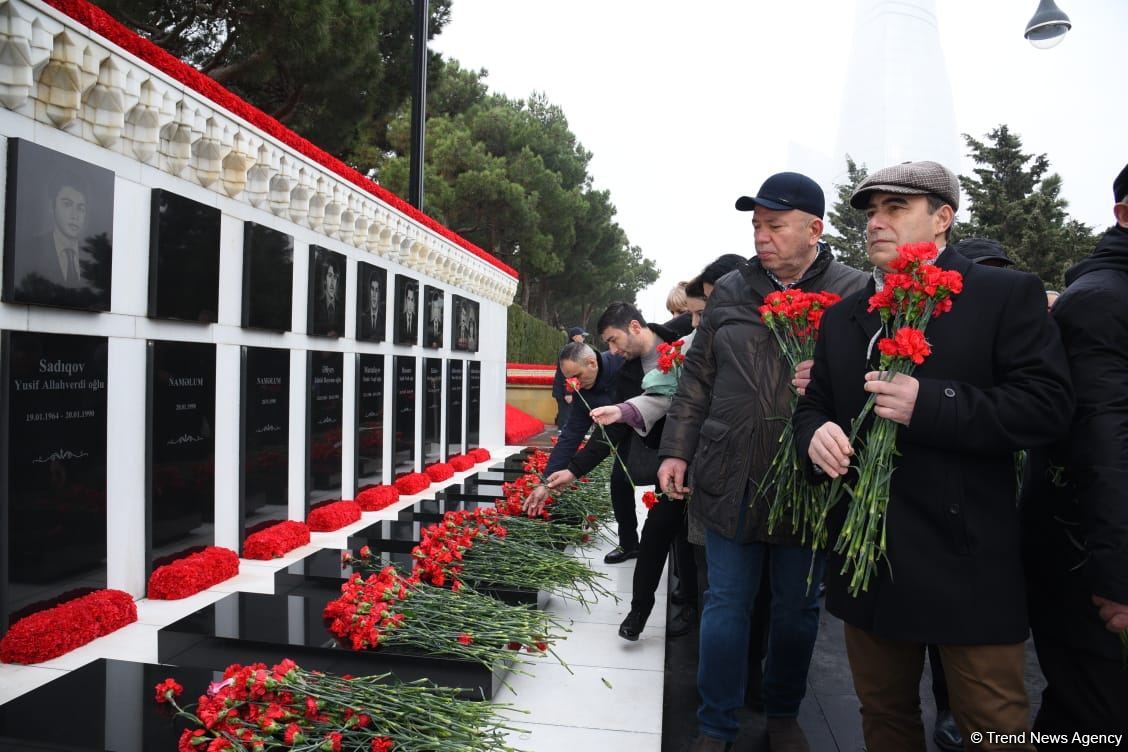 Azerbaijani people honor blessed memory of victims of January 20 tragedy (PHOTO)