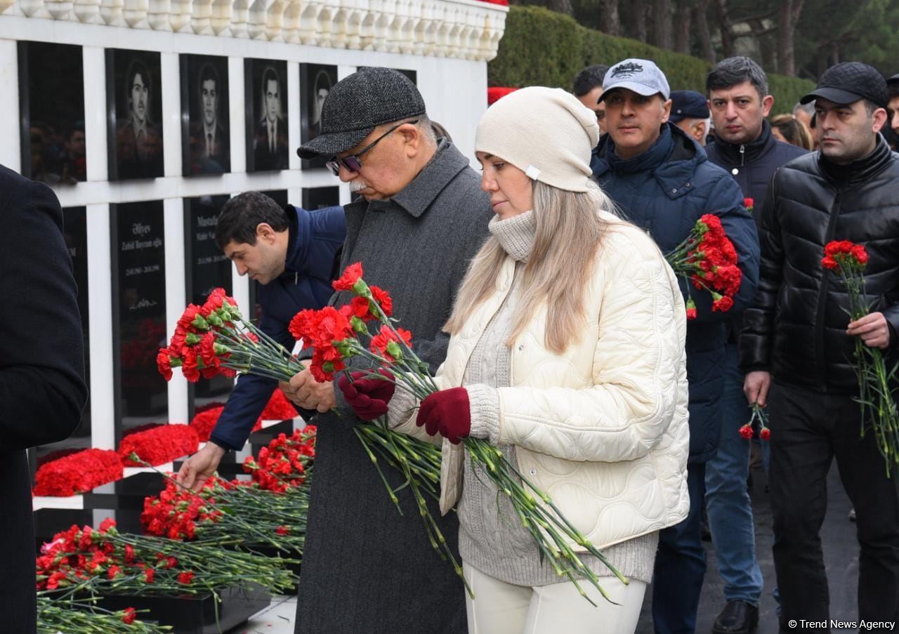 Azerbaijani people honor blessed memory of victims of January 20 tragedy (PHOTO)