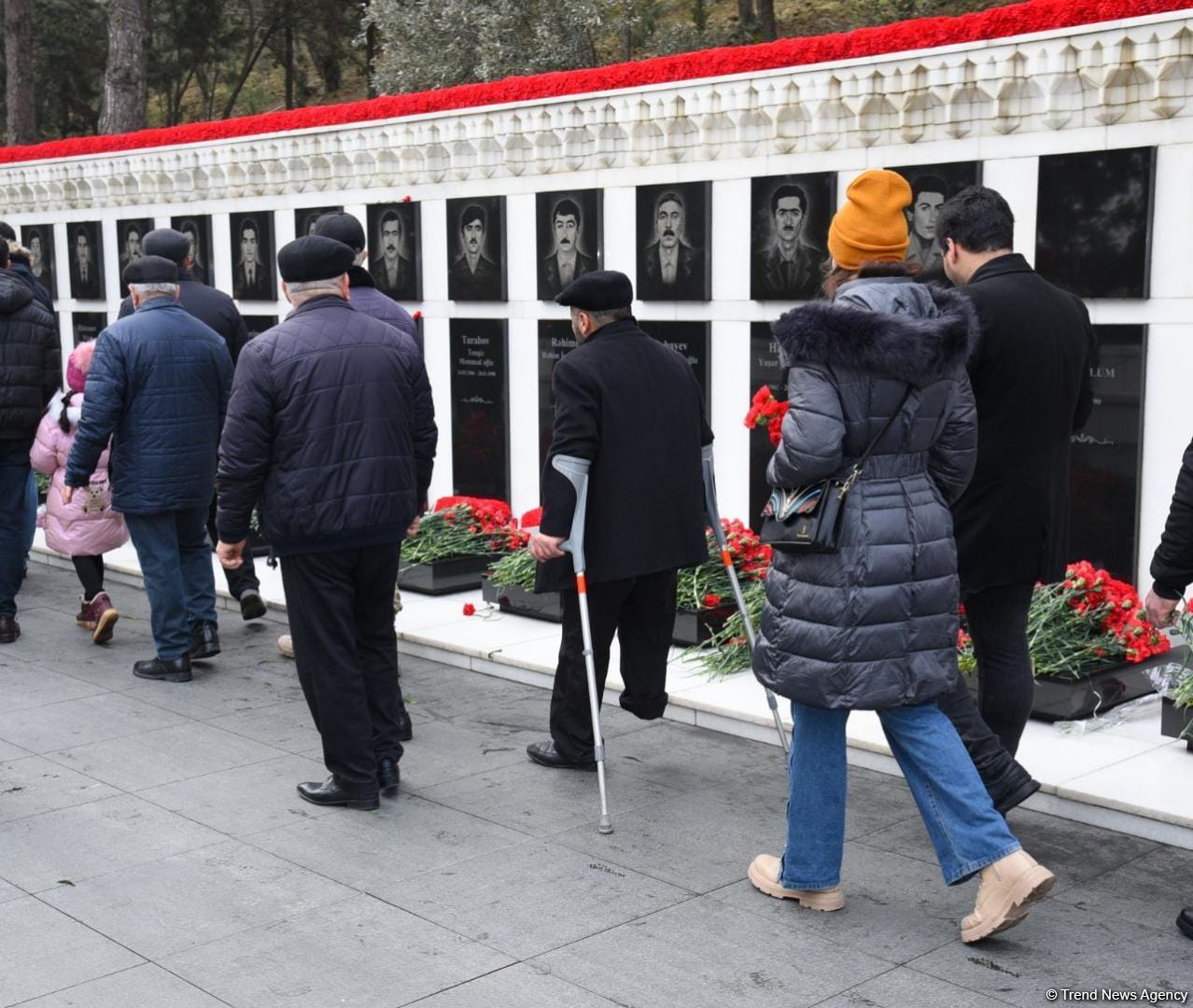 Azerbaijani people honor blessed memory of victims of January 20 tragedy (PHOTO)