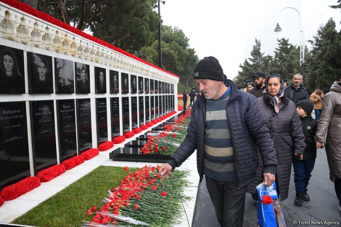 Azerbaijani people honor blessed memory of victims of January 20 tragedy (PHOTO)