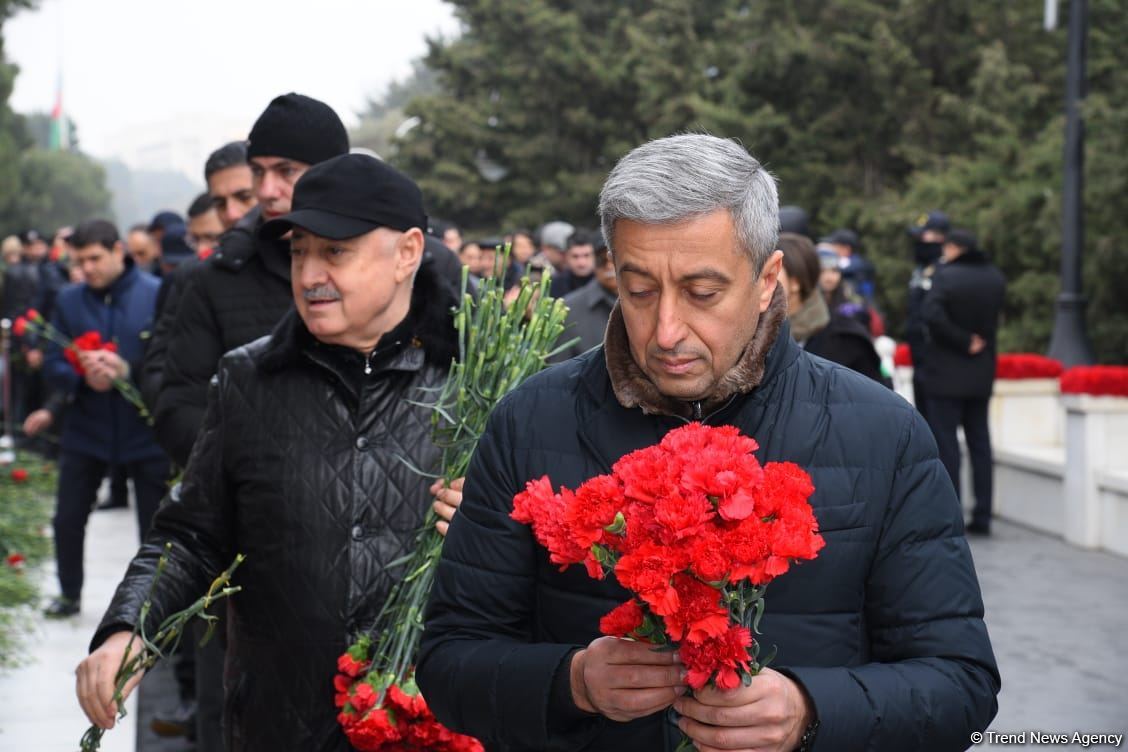 Azerbaijani people honor blessed memory of victims of January 20 tragedy (PHOTO)