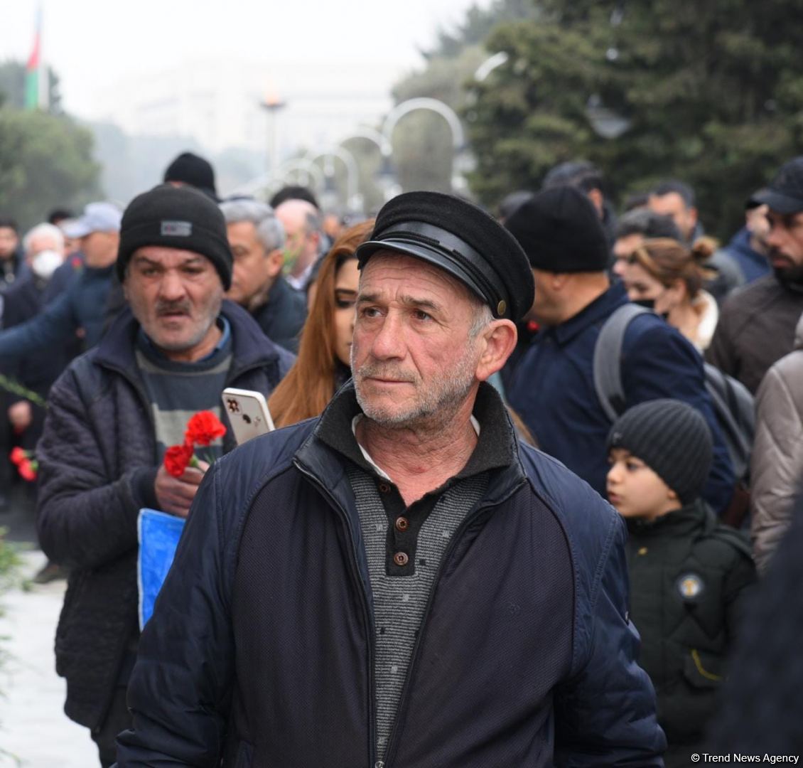 Azerbaijani people honor blessed memory of victims of January 20 tragedy (PHOTO)