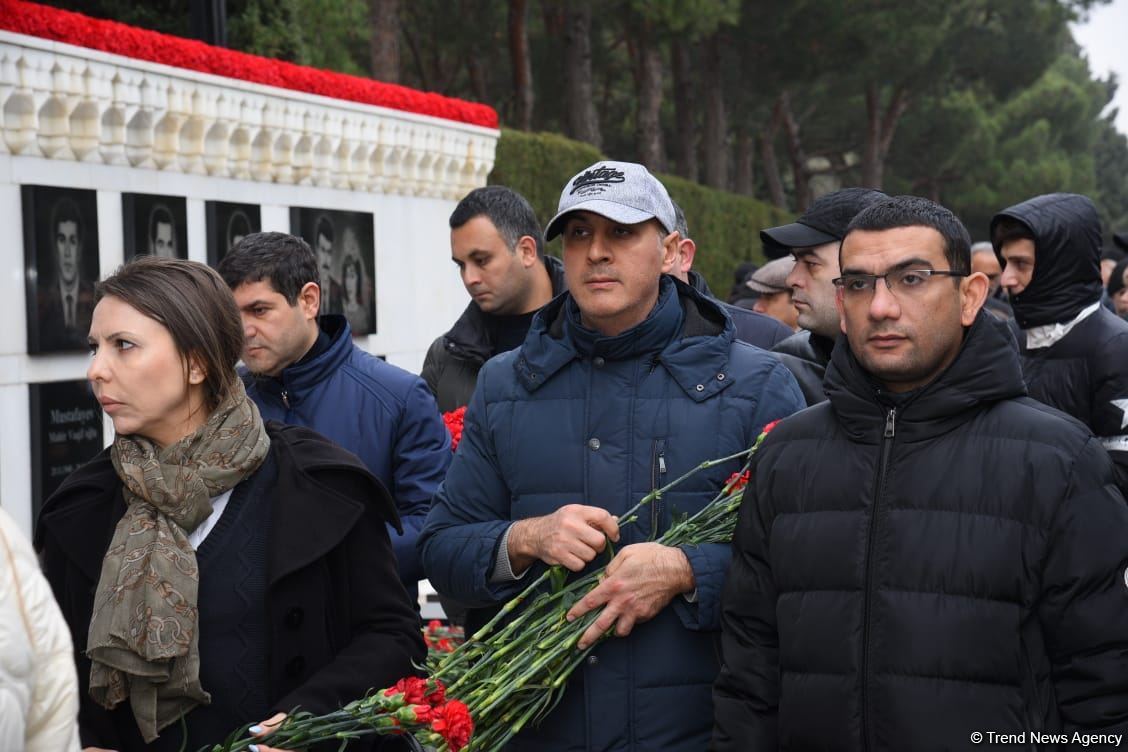 Azerbaijani people honor blessed memory of victims of January 20 tragedy (PHOTO)