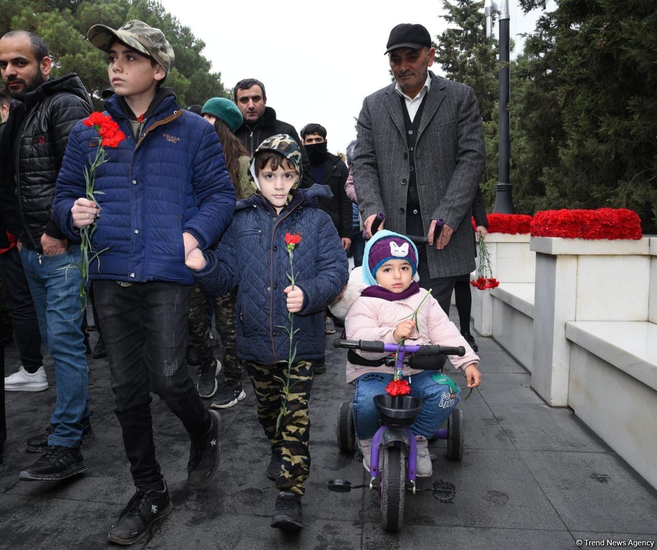 Azerbaijani people honor blessed memory of victims of January 20 tragedy (PHOTO)