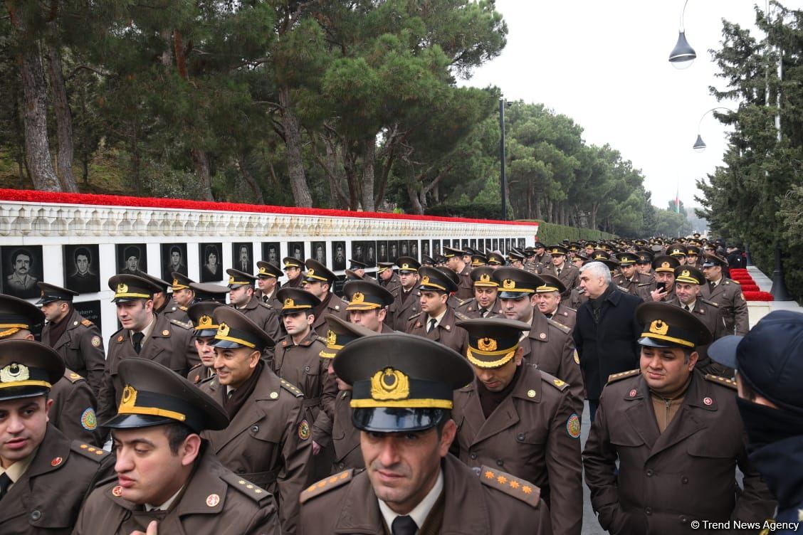 Azerbaijani people honor blessed memory of victims of January 20 tragedy (PHOTO)