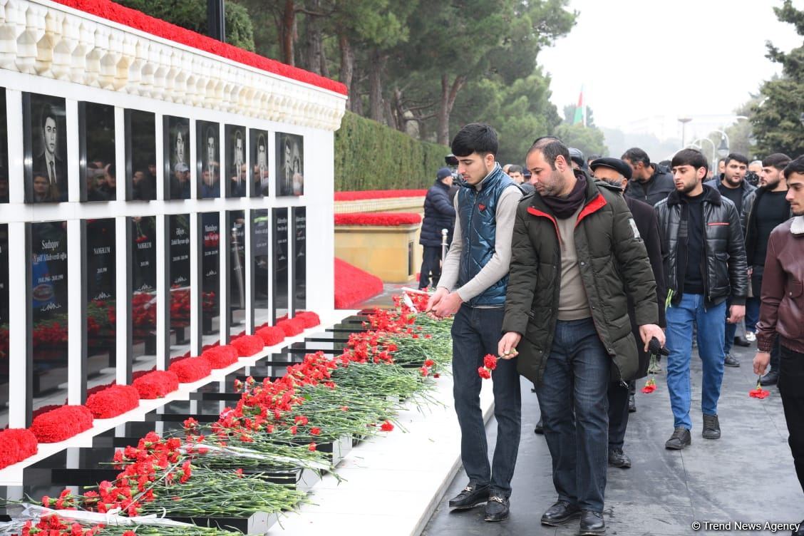 Azerbaijani people honor blessed memory of victims of January 20 tragedy (PHOTO)
