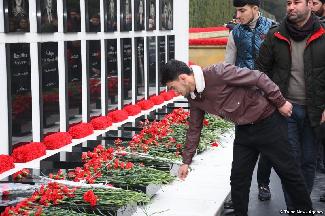 Azerbaijani people honor blessed memory of victims of January 20 tragedy (PHOTO)